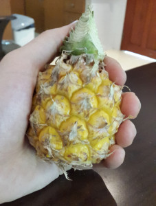 Вот такой маленький ананасик. Самые сладкие и вкусные - средние по размеру. Но маленькие тоже вкусные. А вообще ананасы все отличные, не идут ни в какое сравнение с тем, что продается в Москве. 