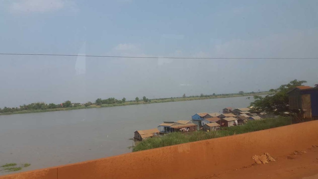 На фото река Тонле сап. Мы уже подъезжаем к Пном Пеню.