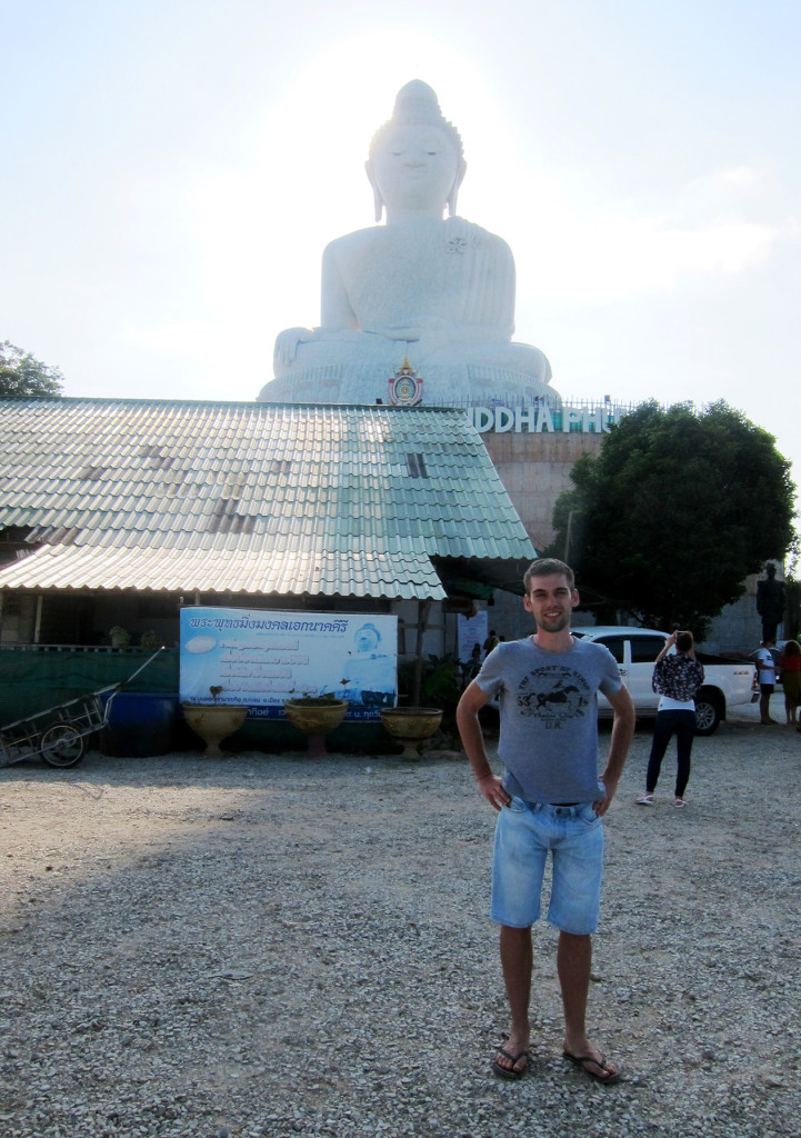 Большой Будда со смотровой площадки рядом. 