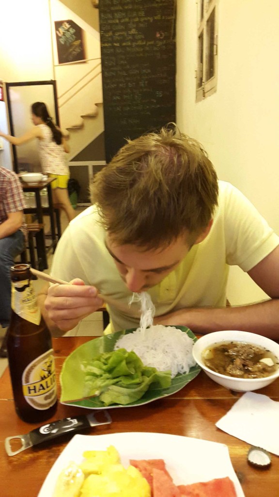 Ну и фото с едой. Во Вьетнаме очень вкусно. Нигде к слову не приходилось, так что пишу отдельно об этом, пусть и не в тему. На завтраки здесь кстати все едят огромную порцию супа Хо. Тоже очень вкусный. 