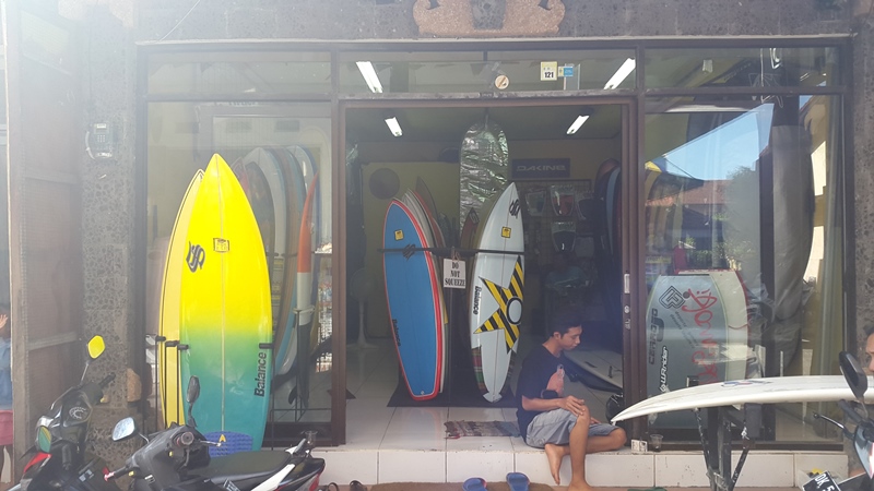 Повсюду на улицах Куты вы встретите магазины с досками для серфинга. В магазине можно скачала купить доску, а потом продать за полцены, когда она вам больше не будет нужна. 