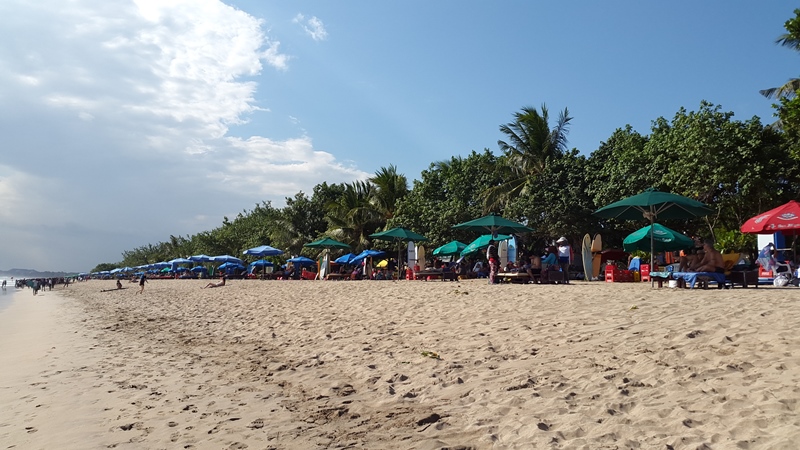 На пляже Куты повсюду предложения об аренде доски и уроках. 