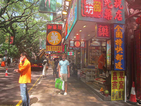 Вот я с пакетом, полным обновок на улице Гонконга. Здесь мы уже проголодались и ищем фудкорт. 
